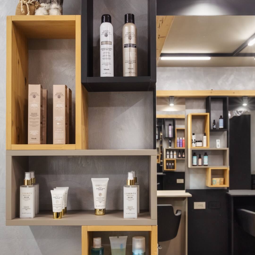 Negozio di parrucchieri con scaffali in legno su misura