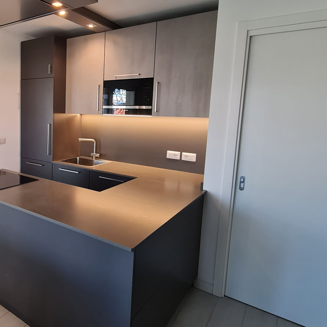 Cucina in stile moderno con maniglie eleganti
