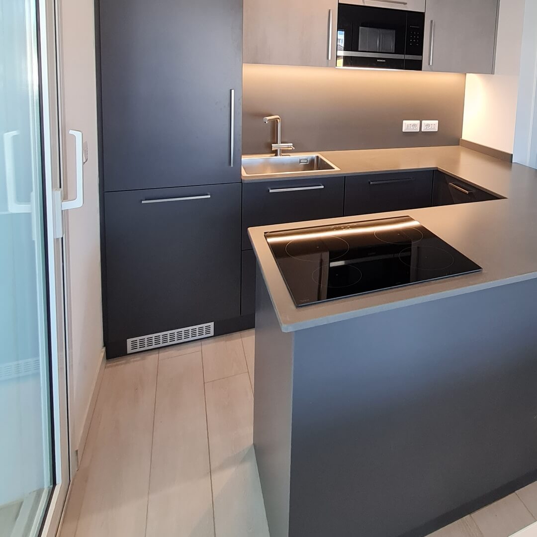 Cucina moderna laccata nera con piano cottura integrato