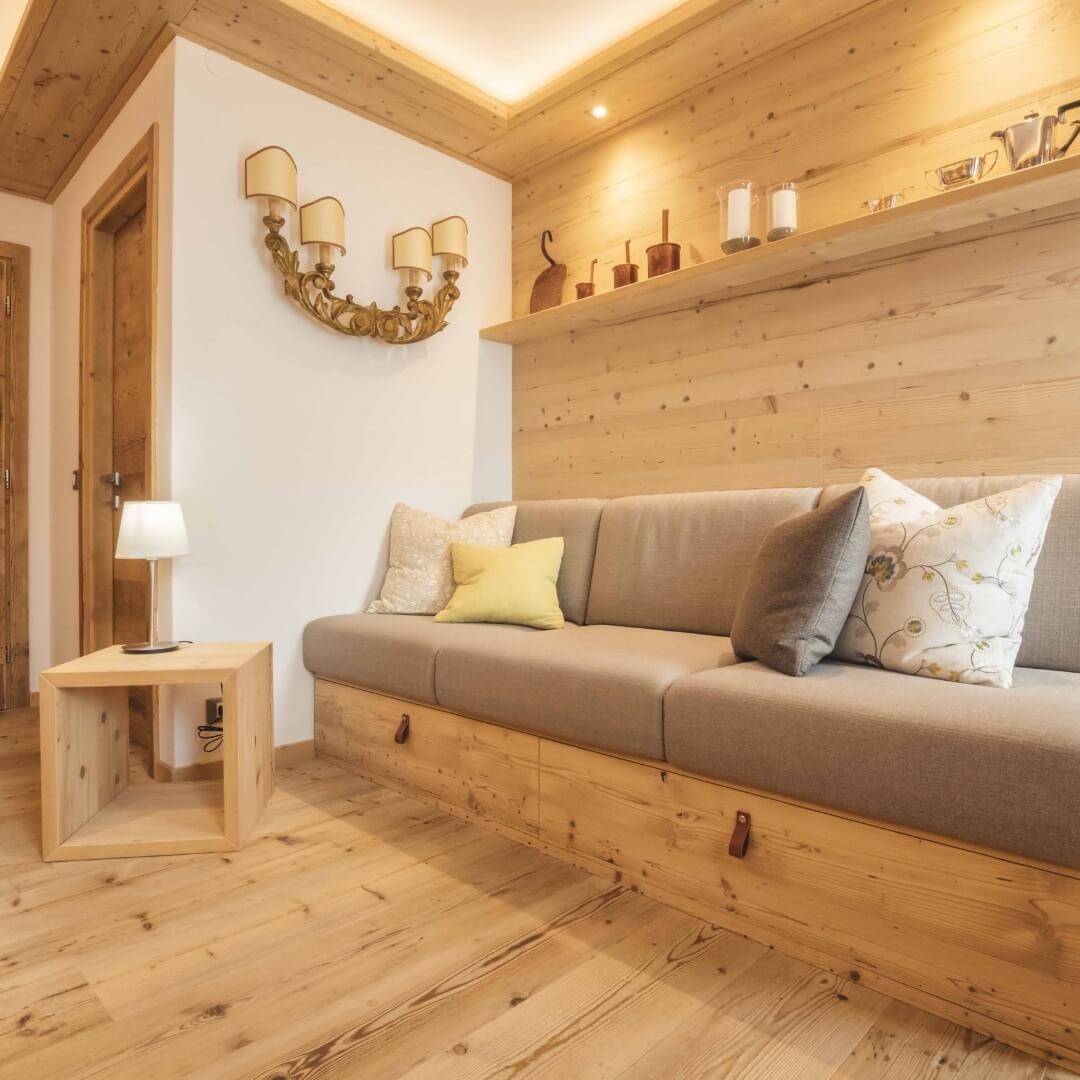 Panca in legno e rivestimento di pavimento e pareti in legno