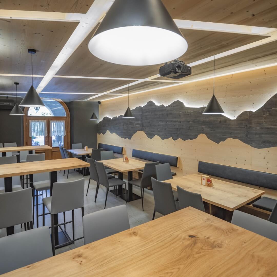 Rivestimento in legno con il profilo di una montagna in una caffetteria