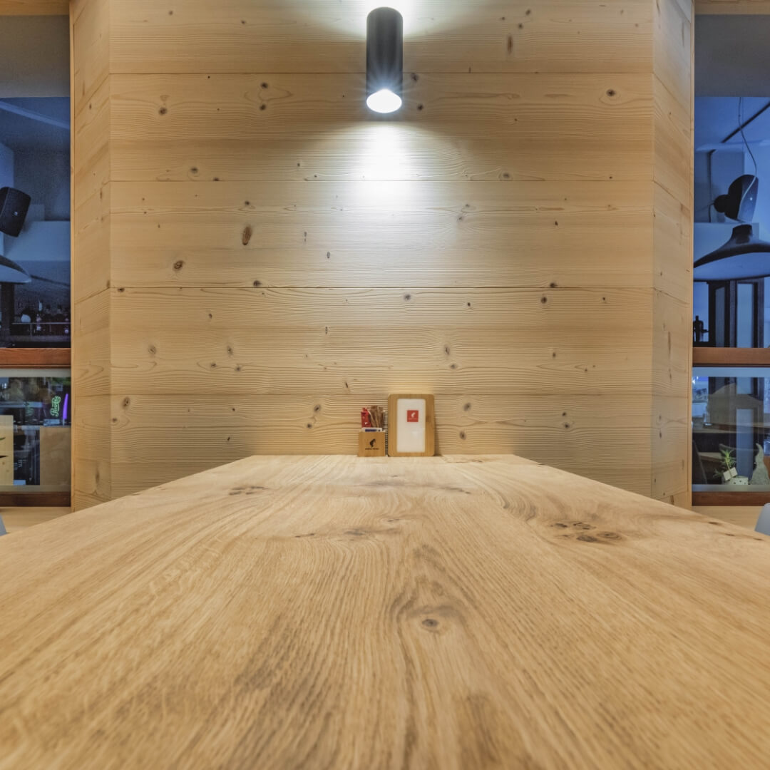 Dettaglio dei tavoli in legno della caffetteria