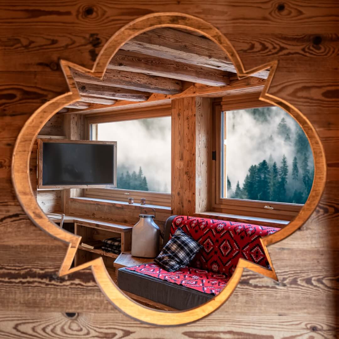 Separatore in legno con finestra realizzato artigianalmente da una falegnameria