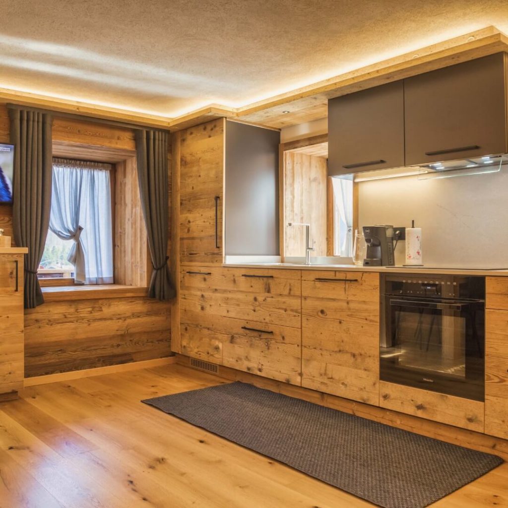 Cucina in legno rustica con 2 ante laccate e retroilluminata