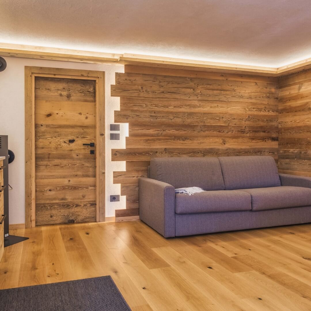 Porta e parete rivestita in legno retroilluminato