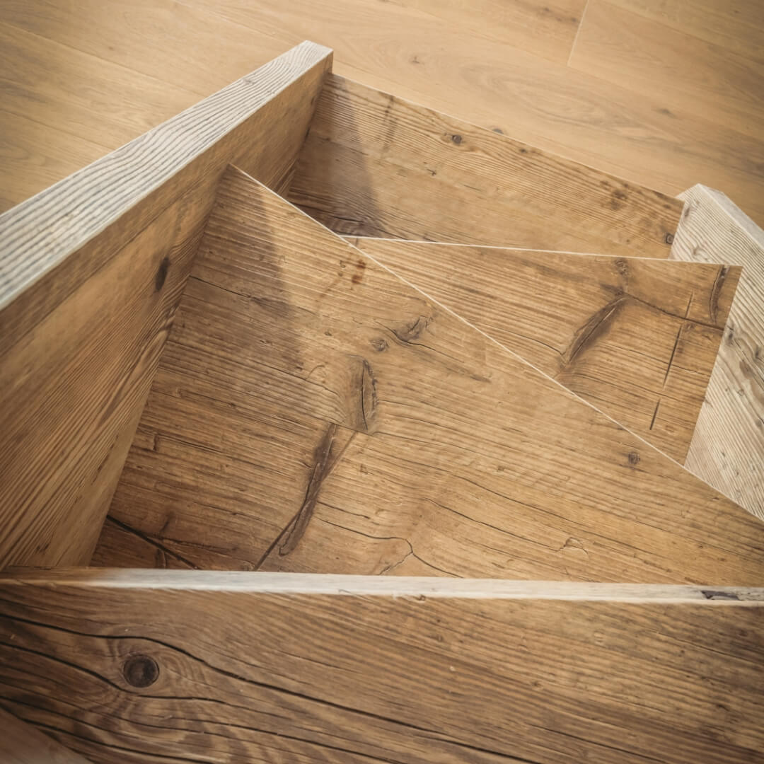 Scalini in legno asimmetrici e moderni