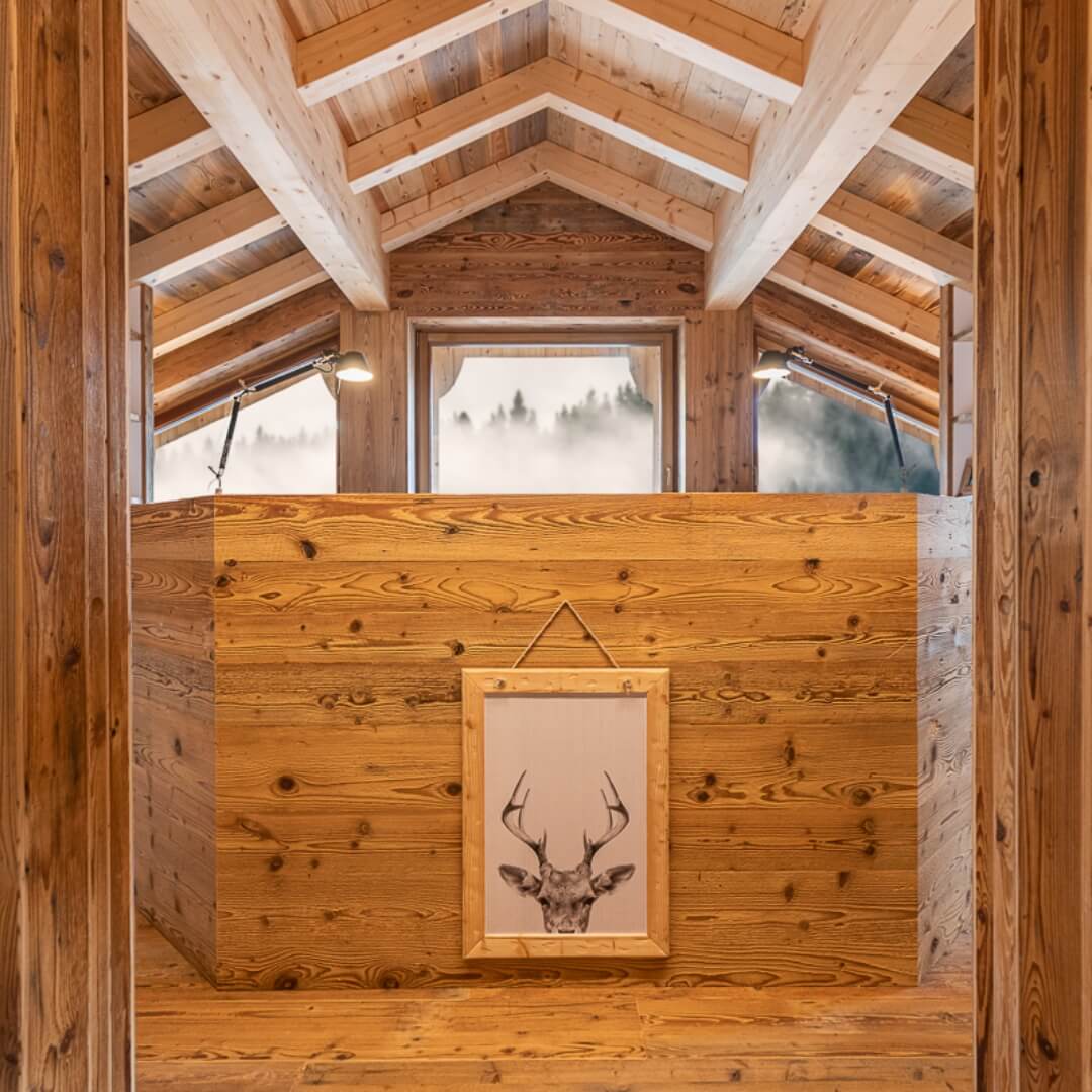 Controsoffitto in legno rustico di montagna