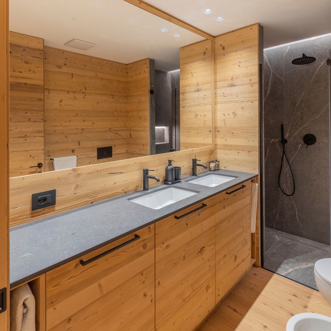 Realizzazione di un bagno con mobili in legno e piano in pietra