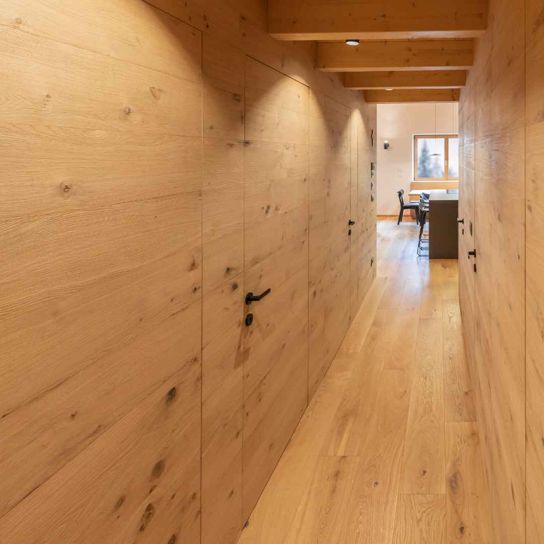 Corridoio con porte completamente rivestito in legno di montagna