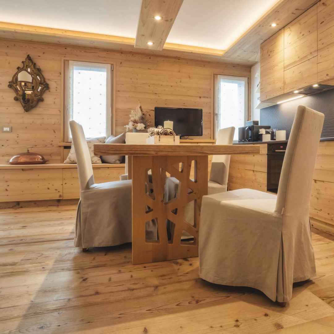 Dettaglio di un tavolo in legno realizzato su misura da una falegnameria