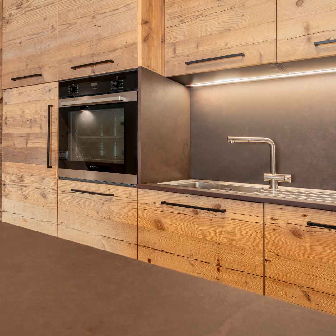 Piano cucina e dettaglio delle maniglie metalliche nere della cucina in legno