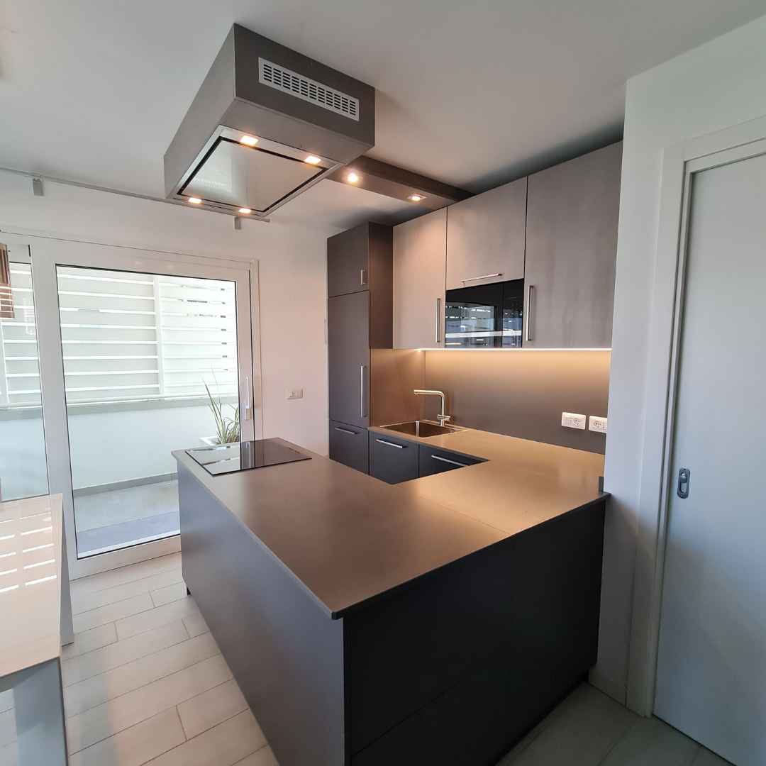 Cucina moderna con penisola e piano cottura a induzione