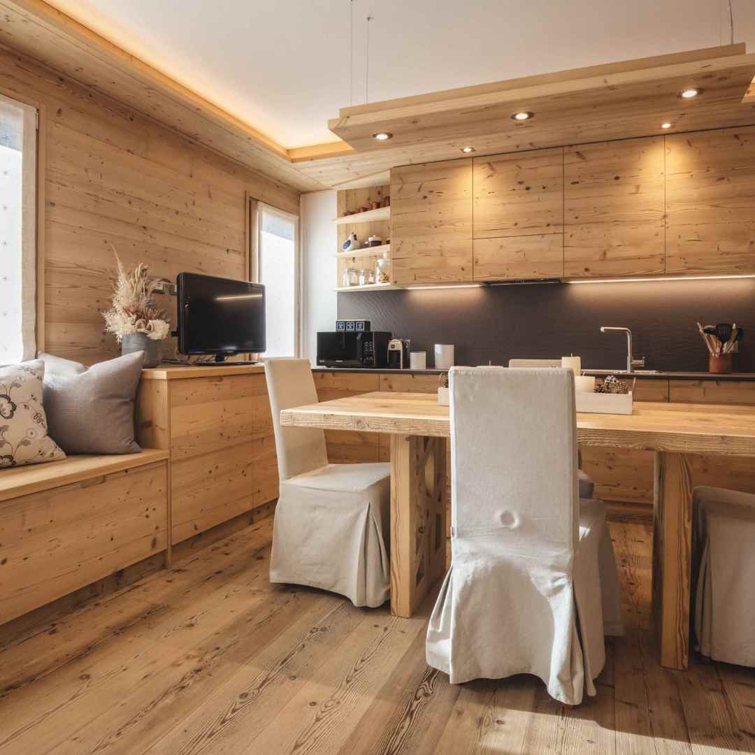 Cucina e sala da pranzo in abete prima patina elegante con maniglie a gola