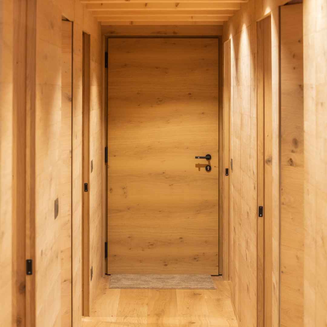 Rivestimento di corridoio in legno e porte complanari