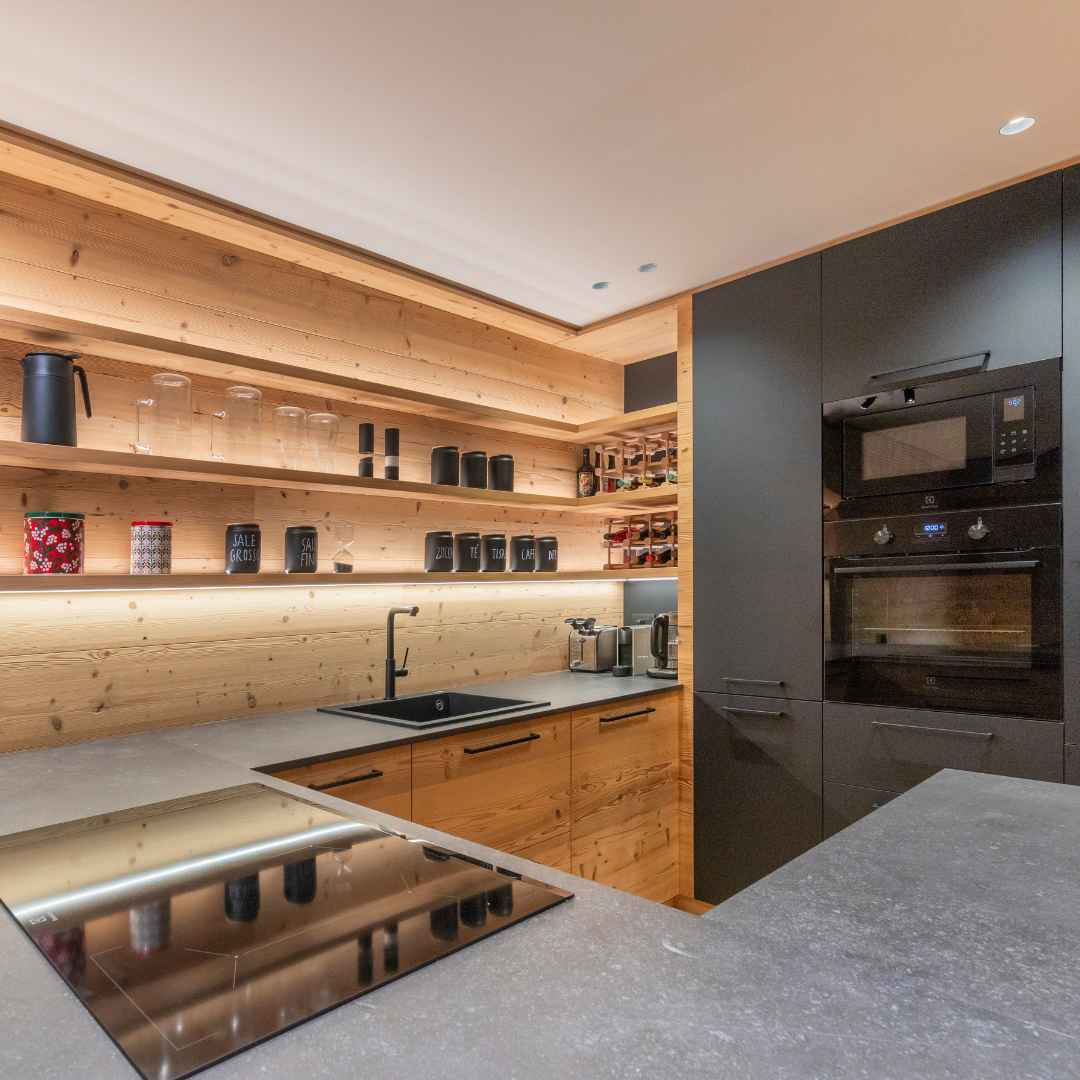 Cucina con ampia scaffalatura a vista con LED