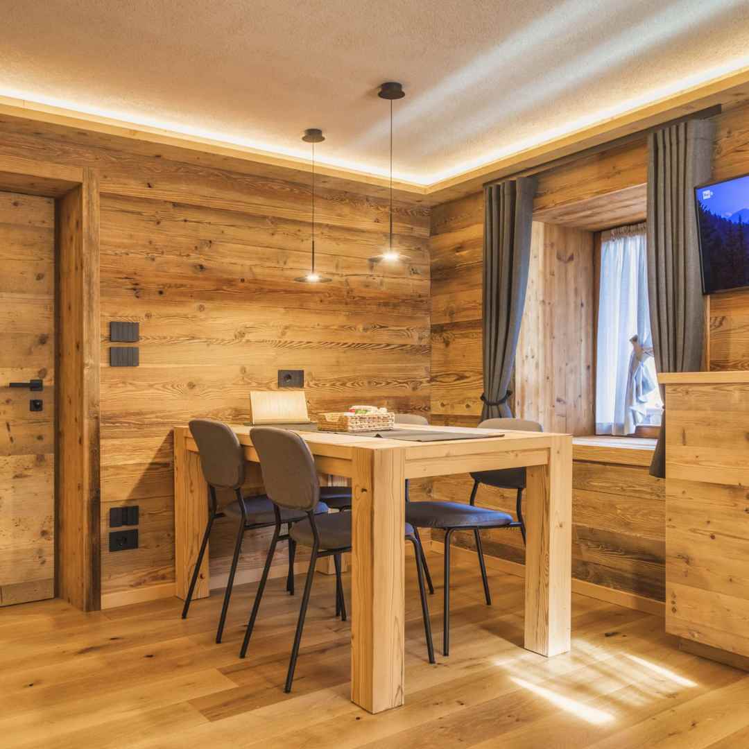 Tavolo in legno e sedie abbinate