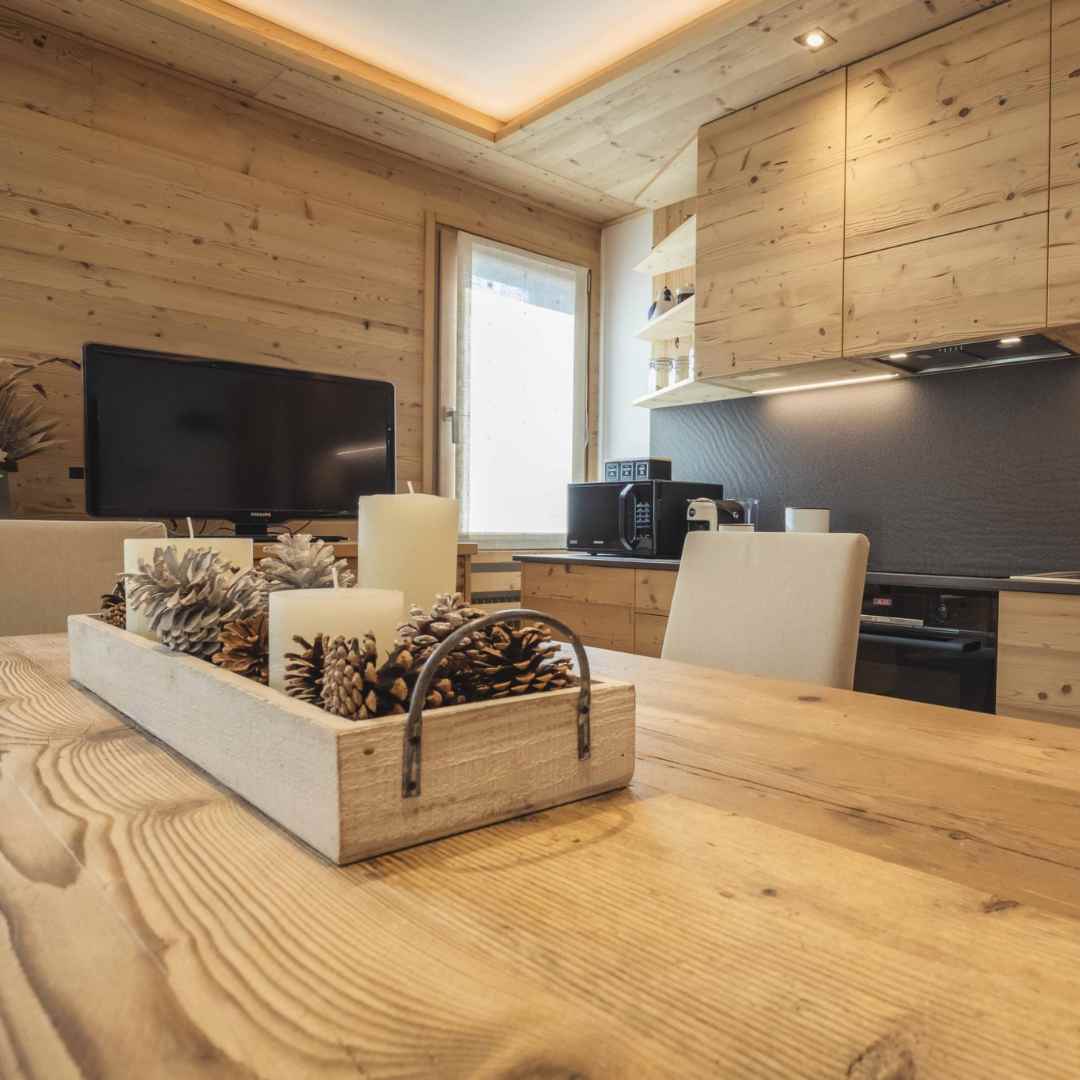 Cucina di montagna in legno di abete senza maniglie