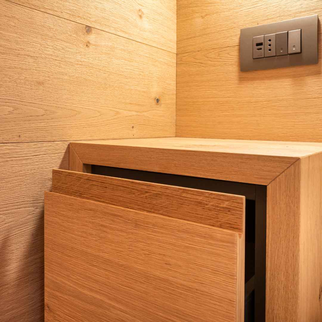 Dettaglio dell'apertura a gola di un mobile in legno di rovere