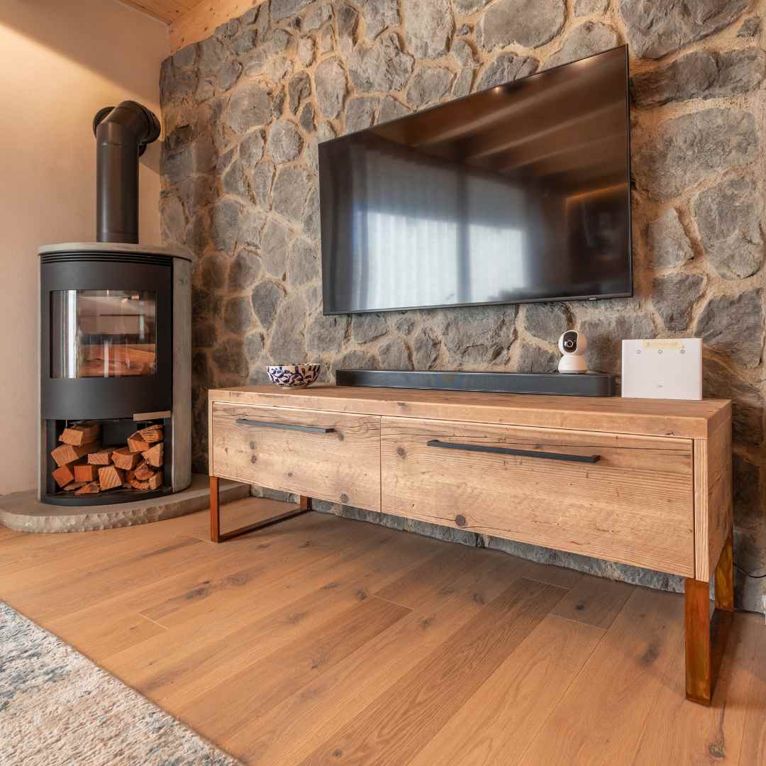 Pavimento in legno liscio ed elegante in montagna e mobile per la tv