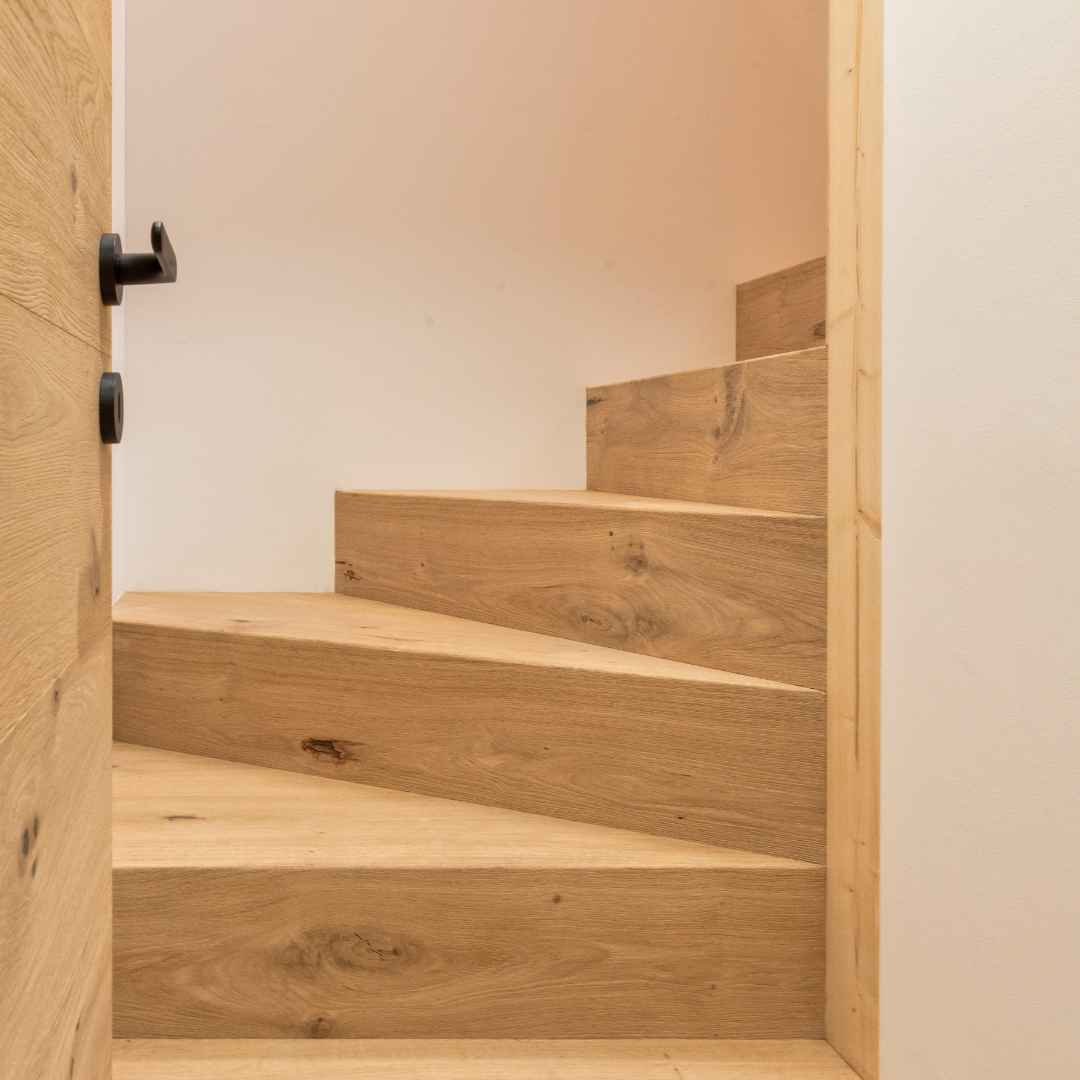Scale e gradini in legno restistenti ed elegnati in rovere
