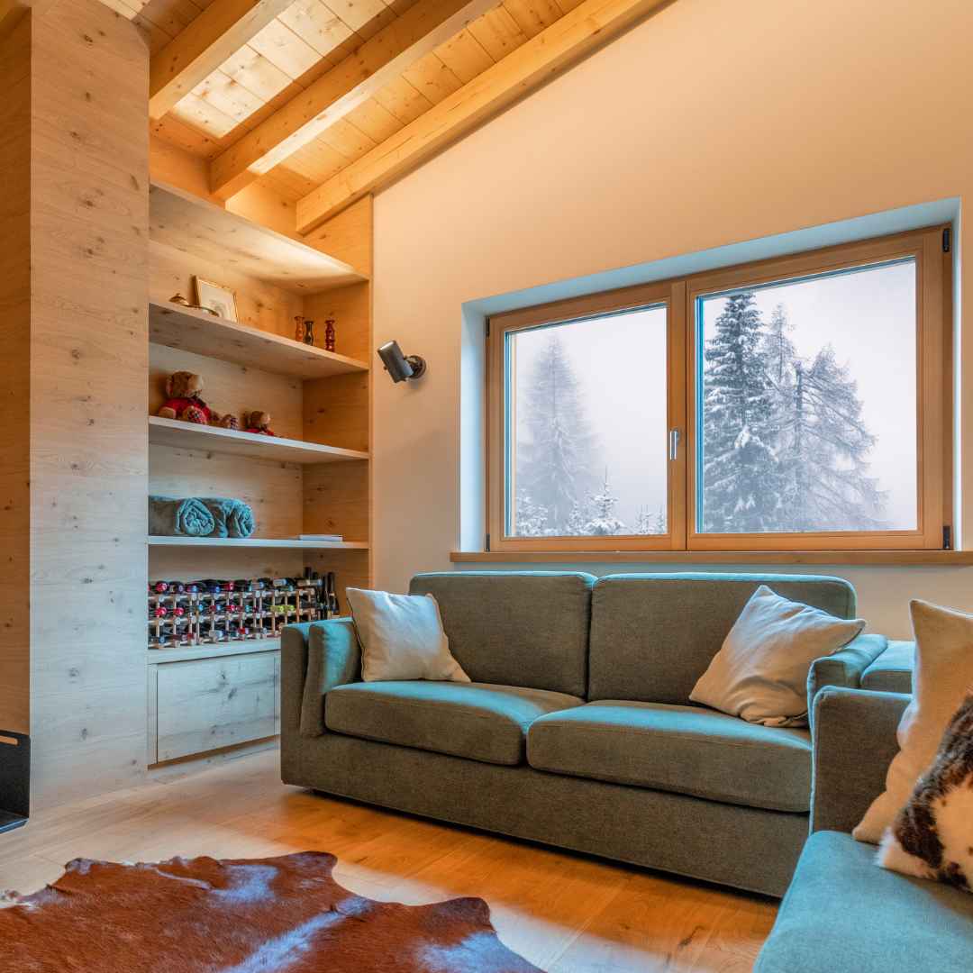 Soggiorno in stile di montagna con scaffalature su misura in rovere