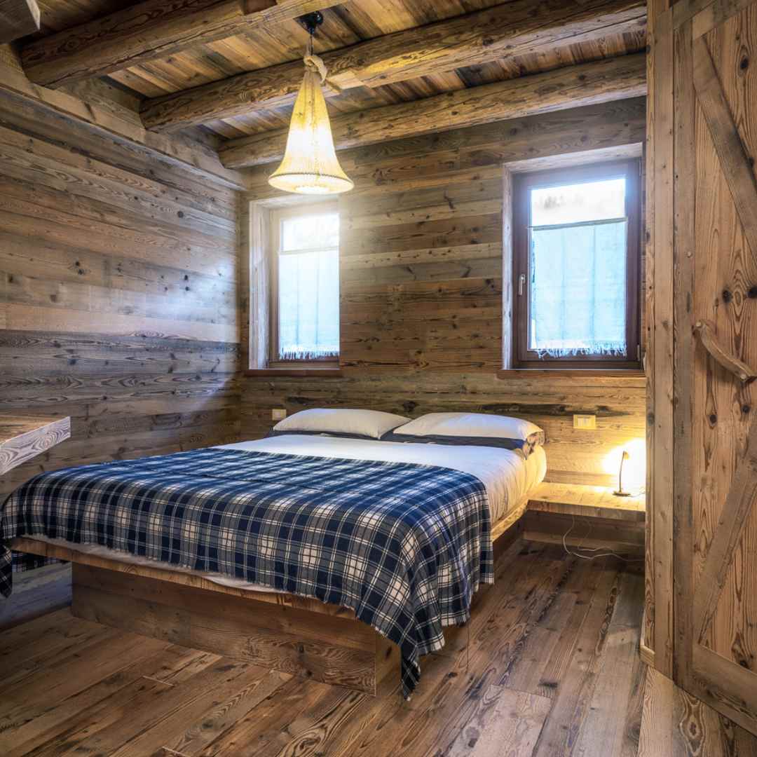 Camera rustica rivestita in legno