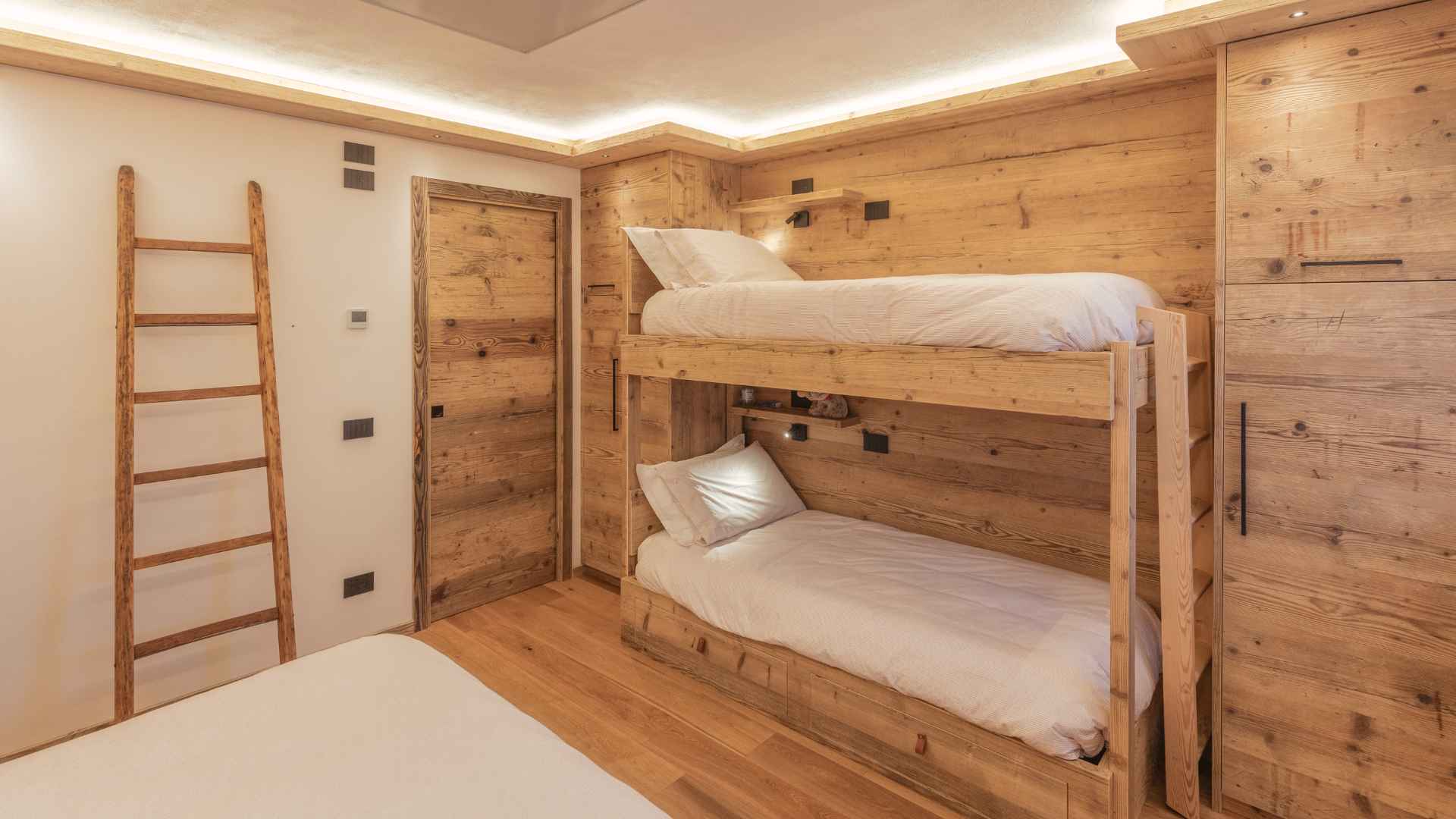 Cameretta in legno su misura con letto a castello