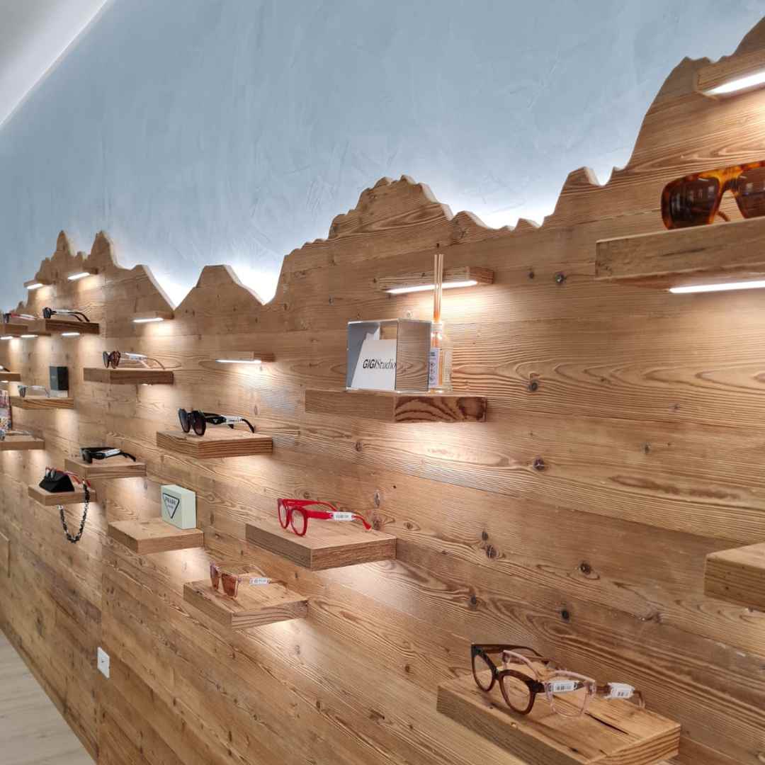 Parete rivestita in legno ed espositori per occhiali