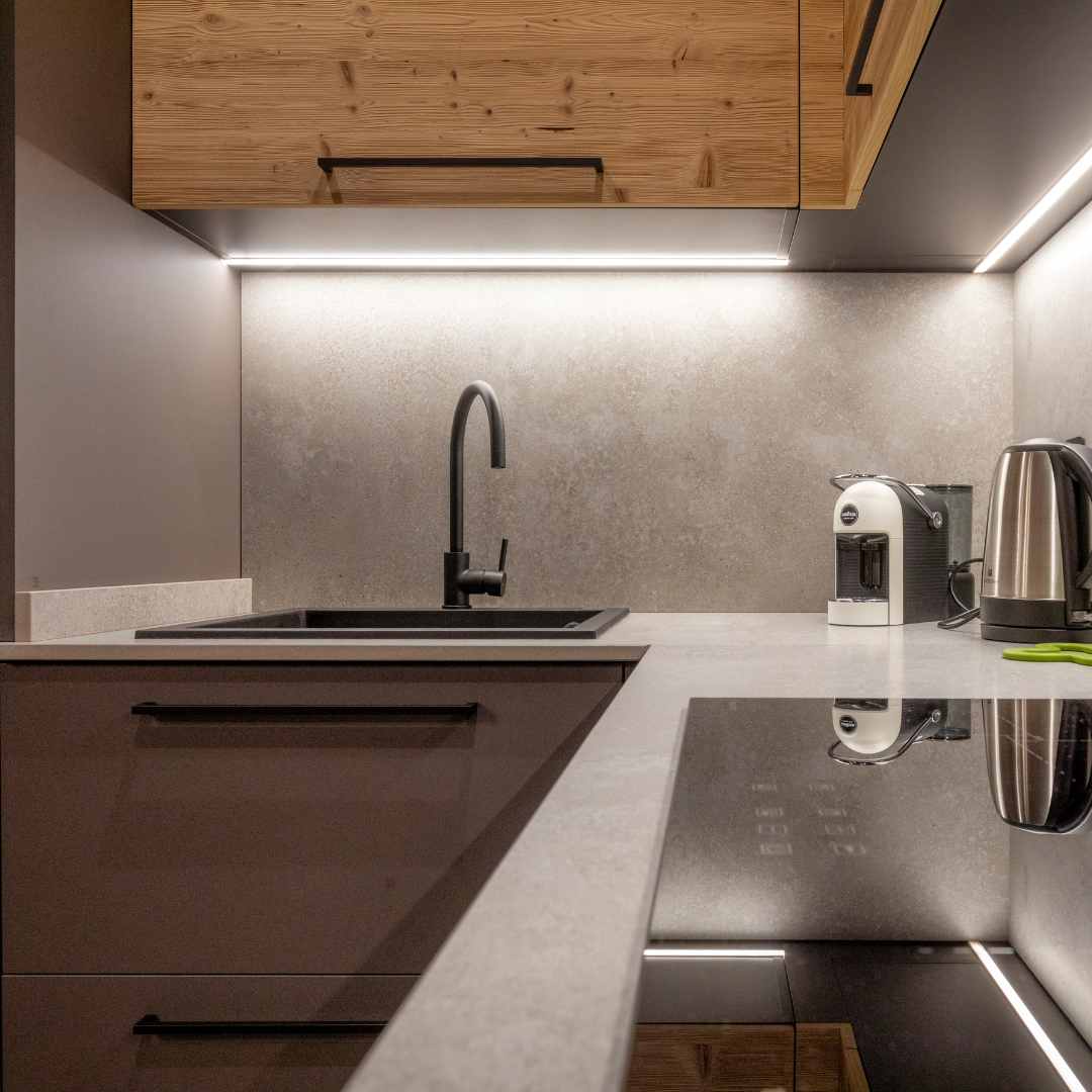 Cucina con mobili in legno co LED per illuminazione del piano