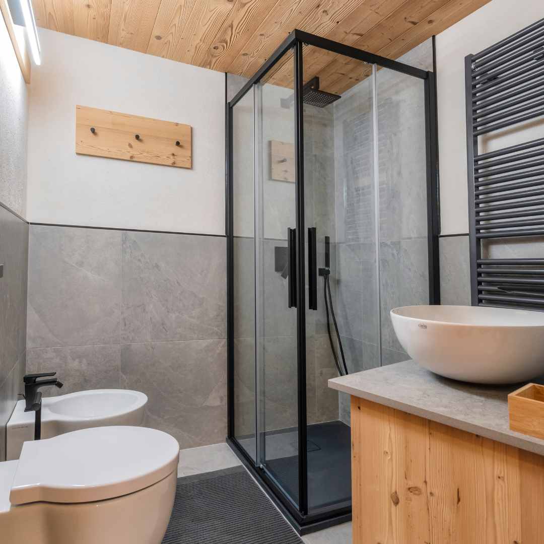 Bagno con appendiabiti artigianale in legno