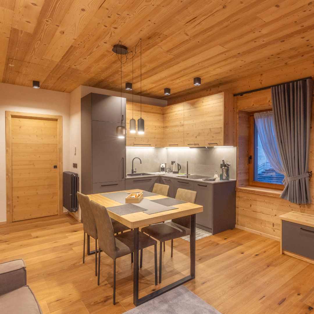 Cucina di montagna in abete vecchio evaporato e nobilitato grigio