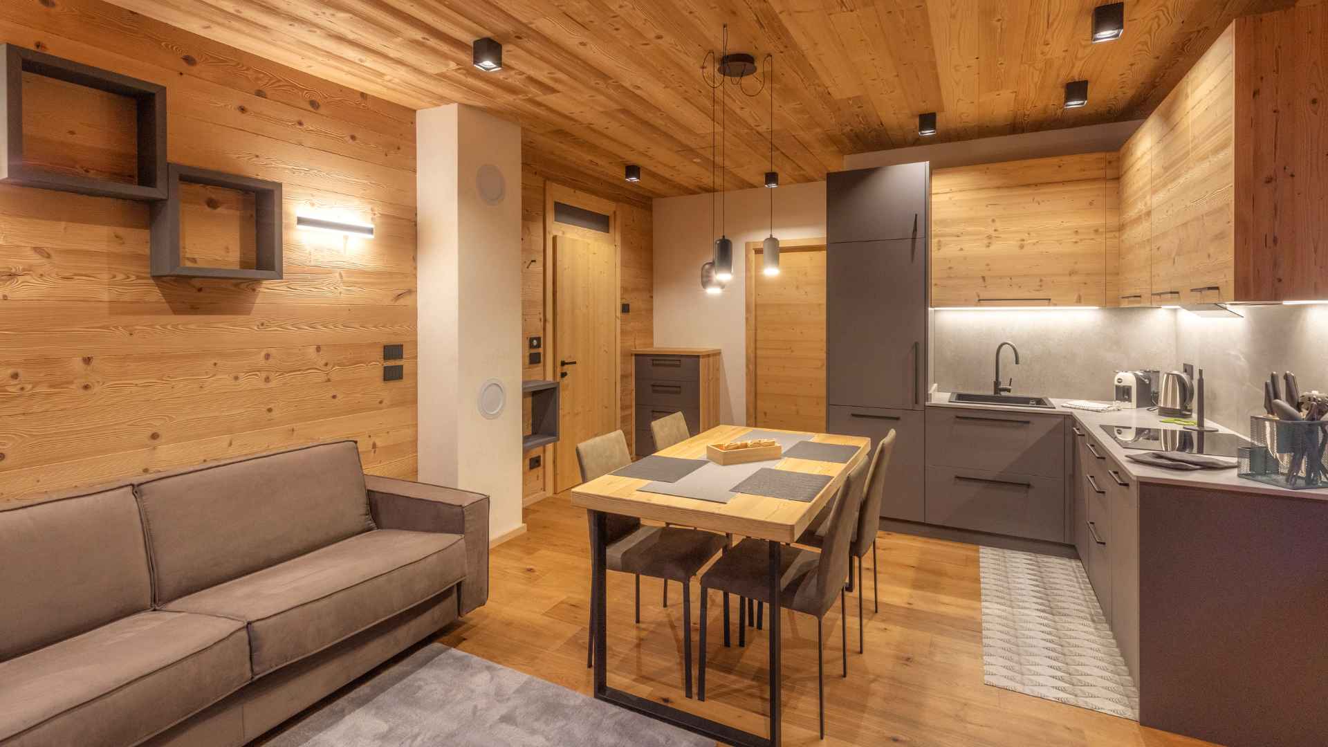 Zona giorno di montagna dai colori grigio e legno