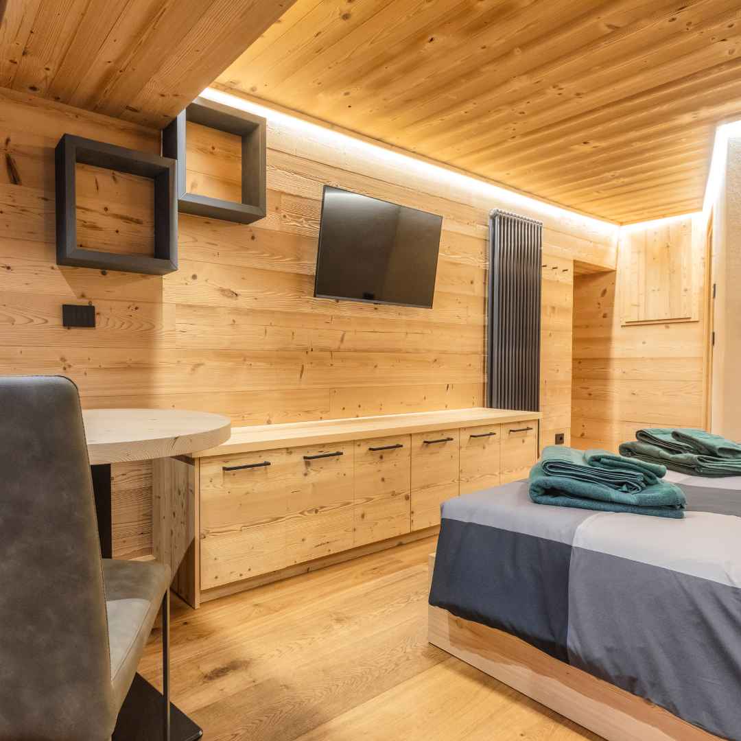 Parete e soffitto in abete vecchio evaporato con luci LED