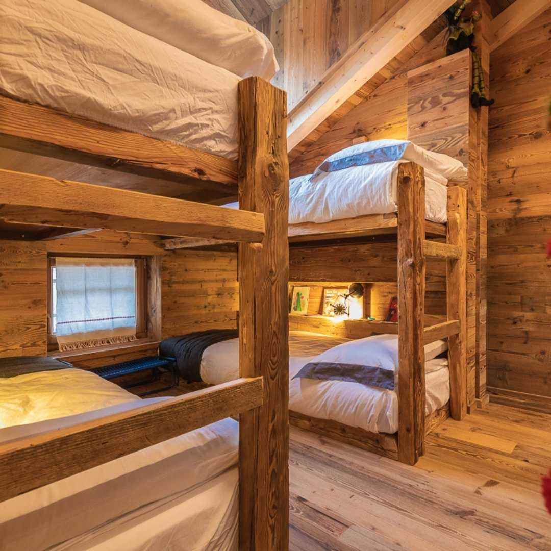 Camera con letti a castello in stile rustico