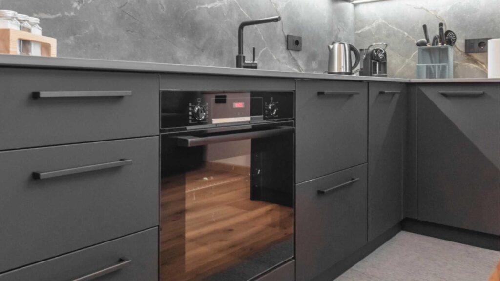 Cucina in legno nobilitato Fenix nero