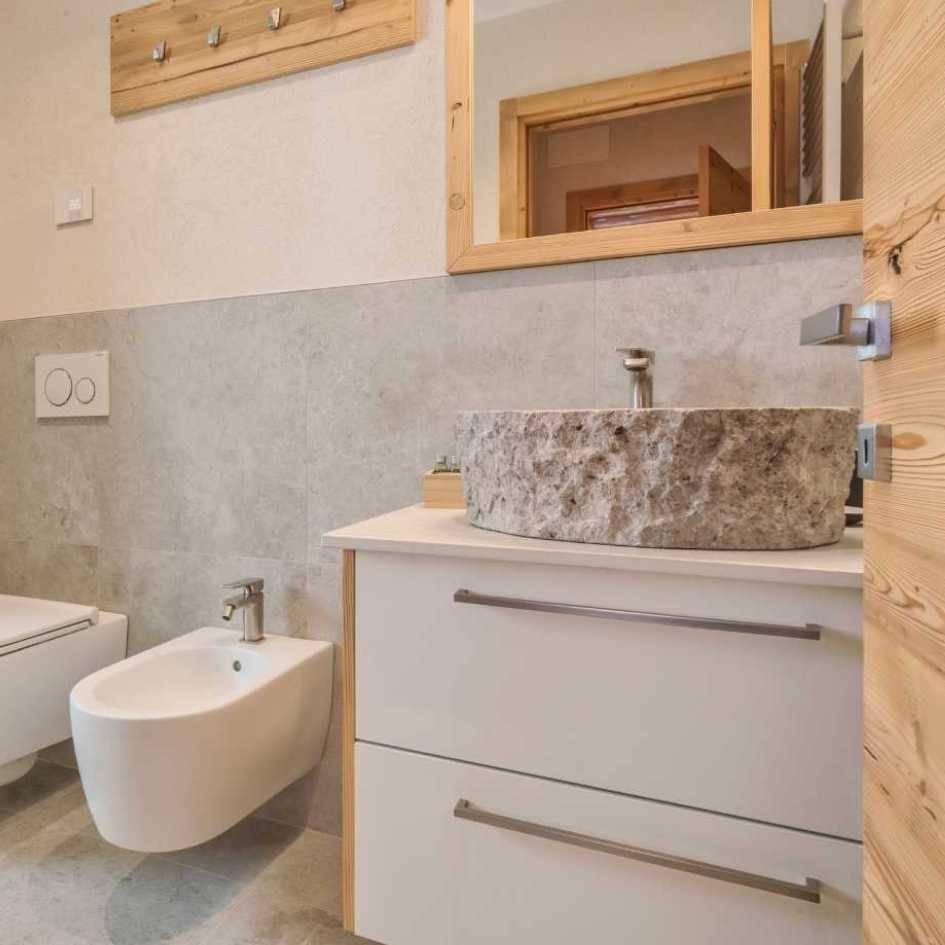 Bagno con mobile in nobilitato antimpronta Fenix bianco