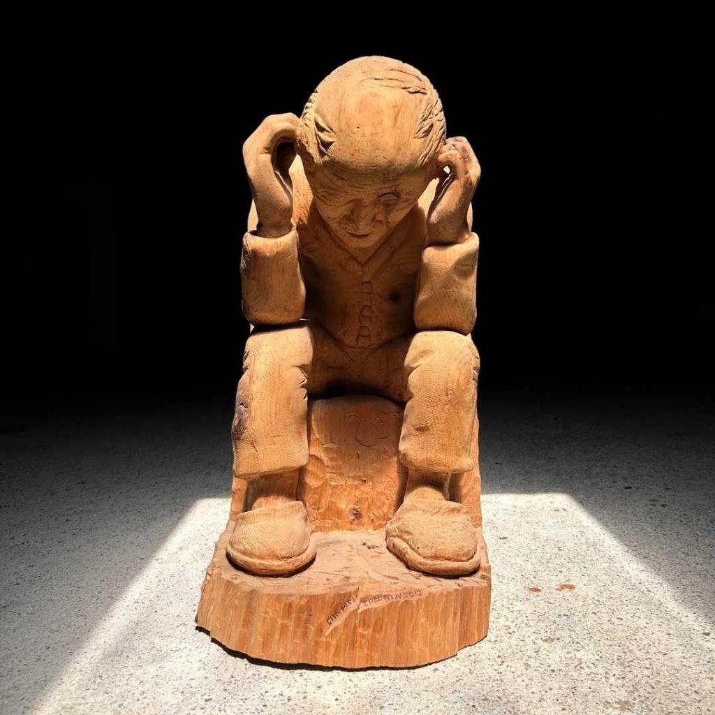 Scultura di legno di un uomo pensante