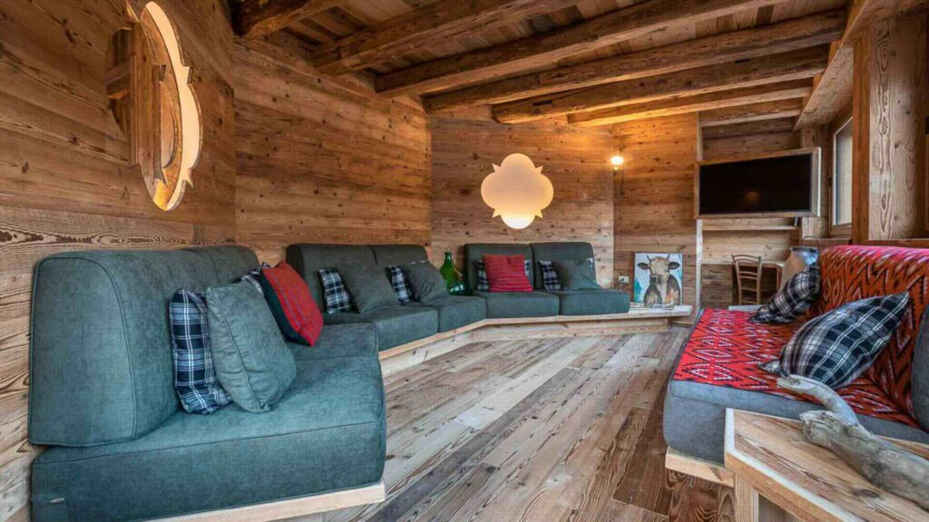 Arredamento rustico e tipico di baita alpina di montagna