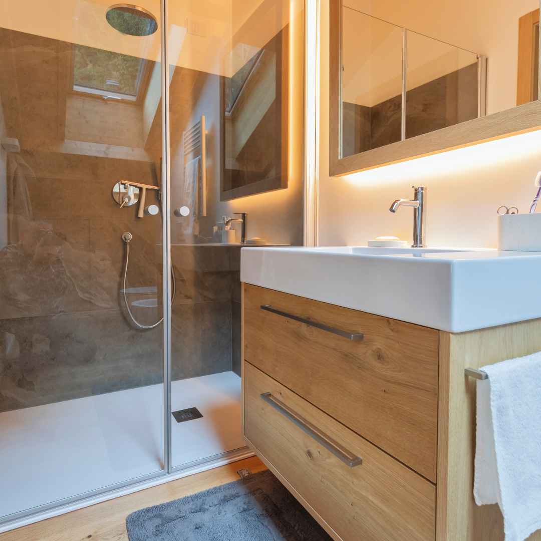 Bagno con specchio retroilluminato in legno di rovere