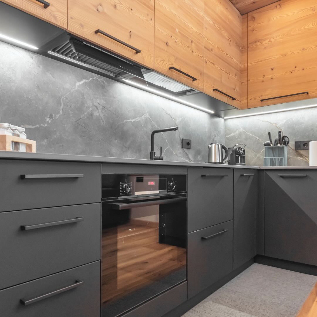 Cucina moderna e rustica in legno e finitura nera opaca con maniglie minimal