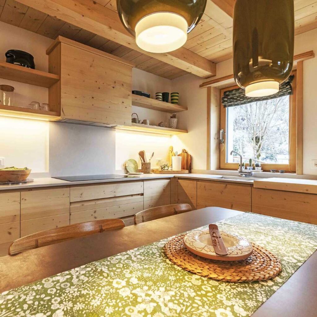 Cucina in legno di abete con maniglie a gola