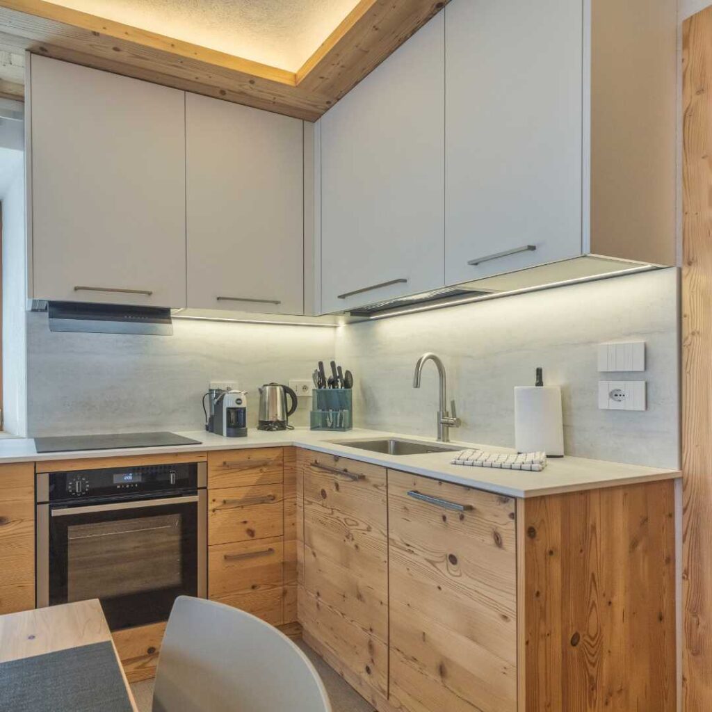 Cucina moderna e in legno con maniglie moderne e piano illuminato con LED