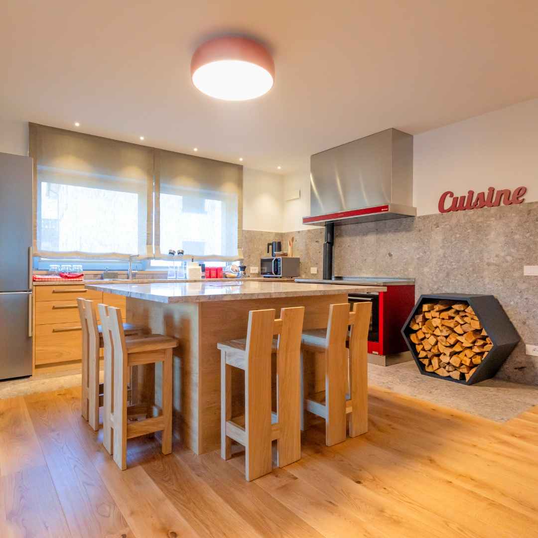 Cucina moderna in rovere con isola centrale in pietra Dolomia