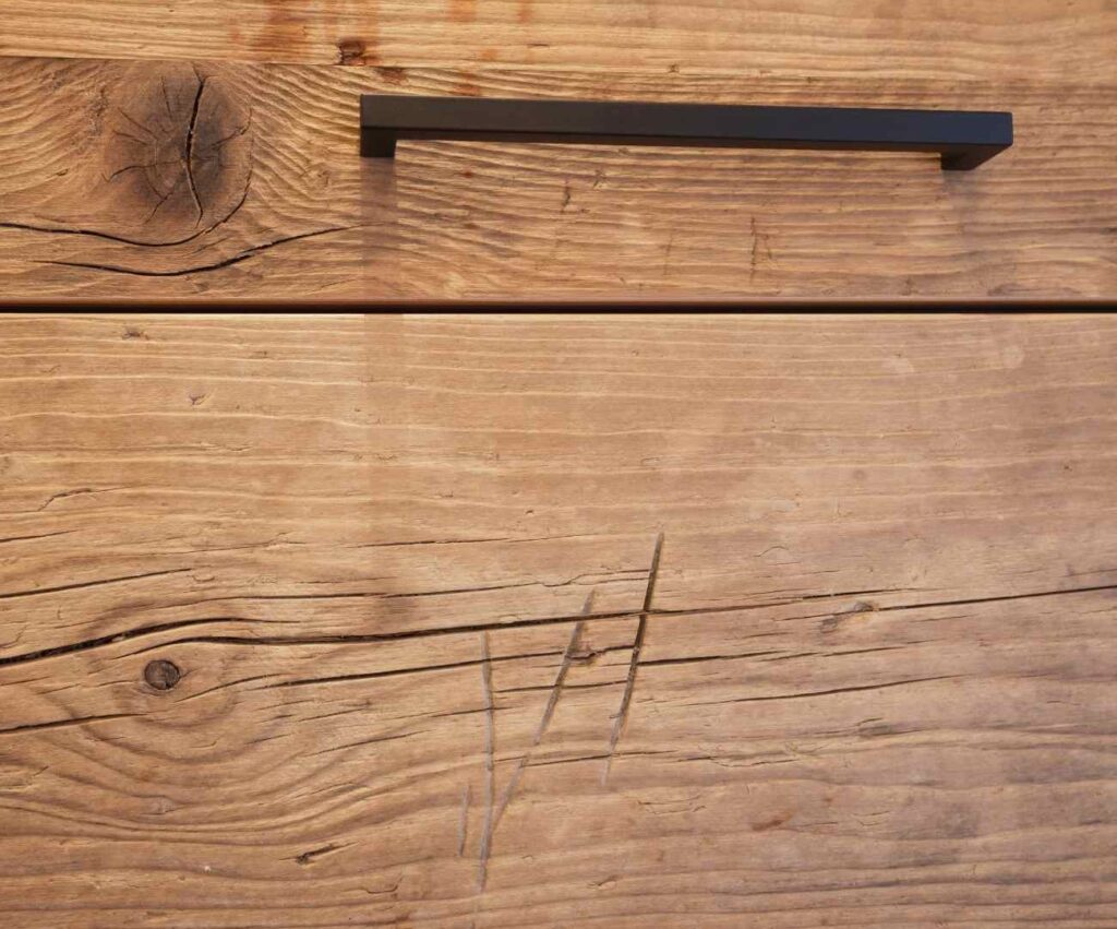 Legno vecchio con segni di tagli e macchie