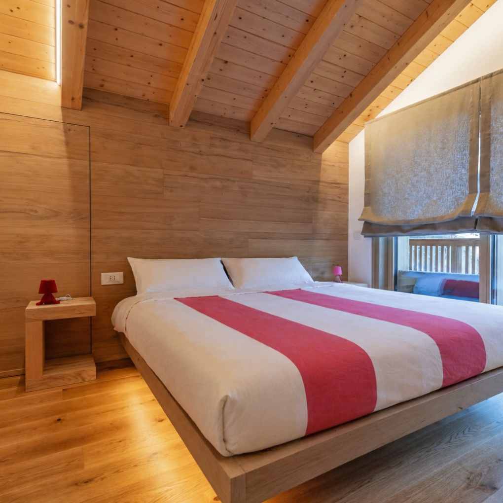 Letto sospeso in rovere con pedana retroilluminata