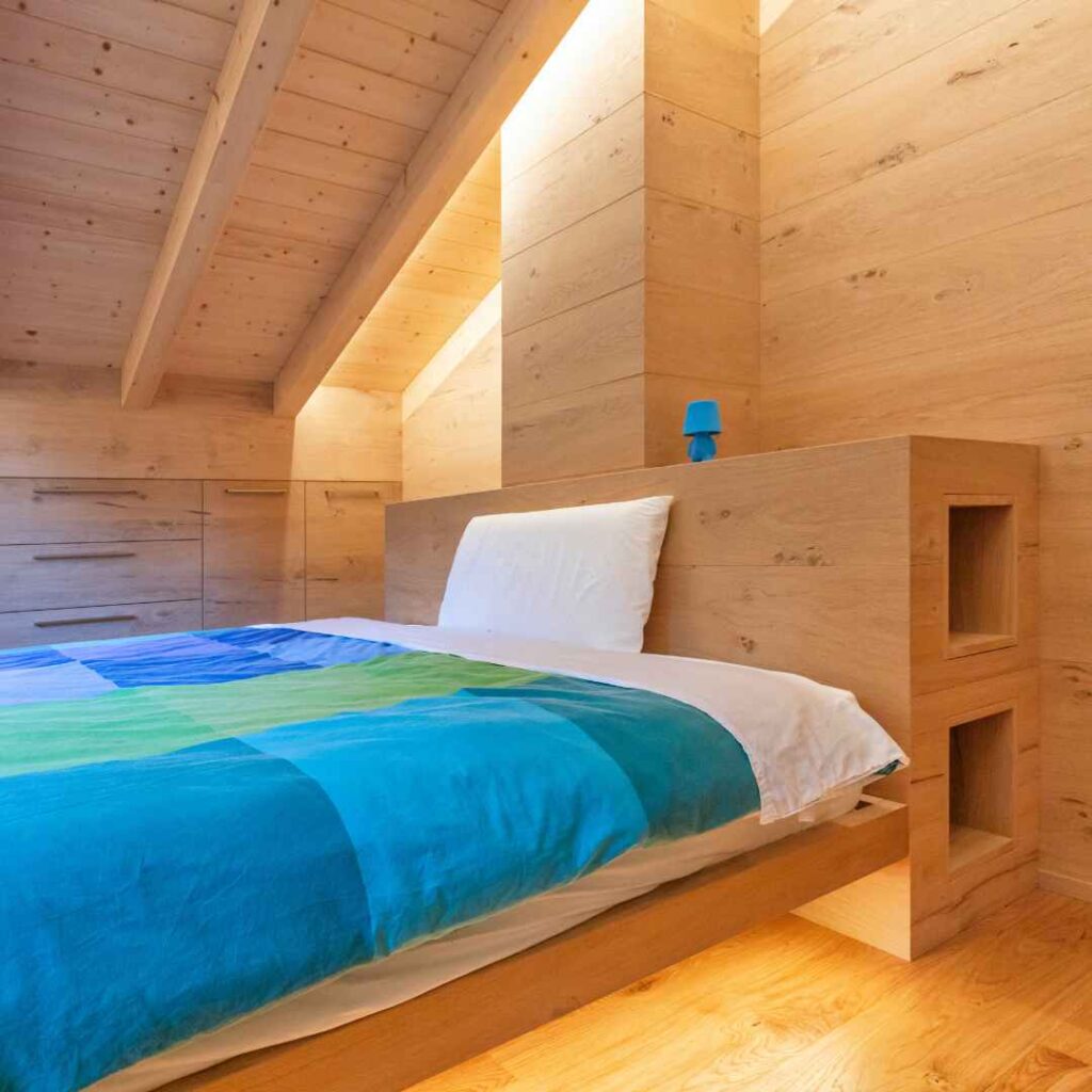Letto sospeso in legno di rovere con testata contenitore