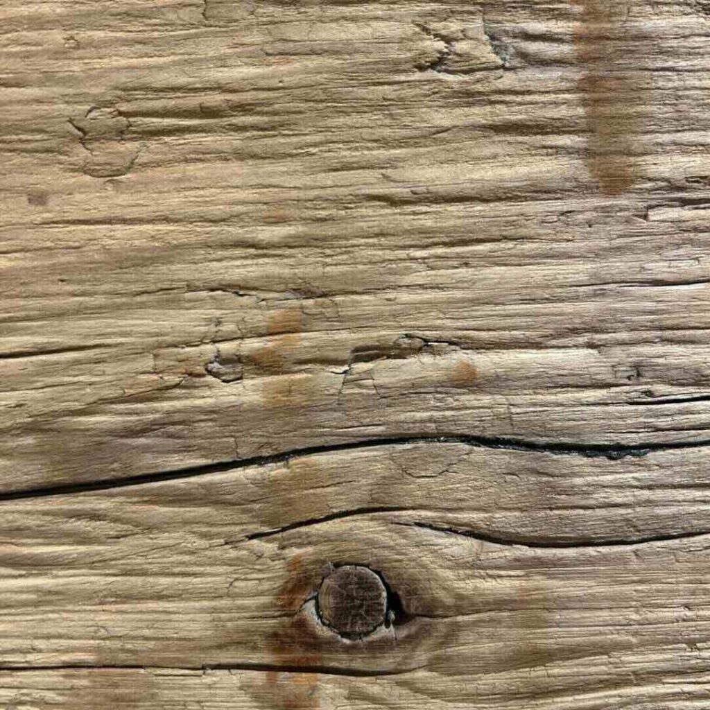 Legno recuperato da cantieri e ponteggi con macchie visibili
