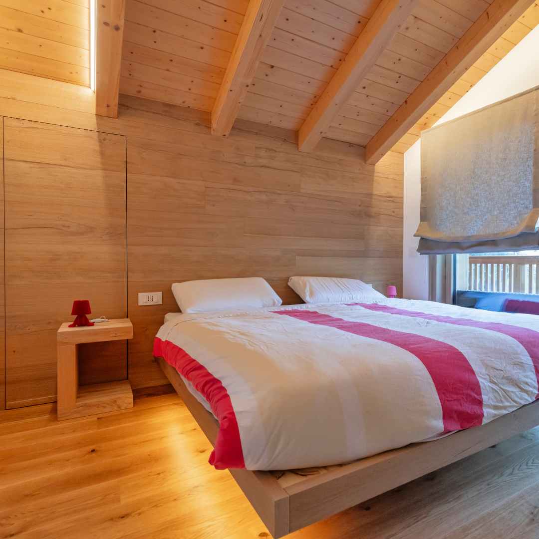 Parete, soffitto, travature e comodini in legno di rovere