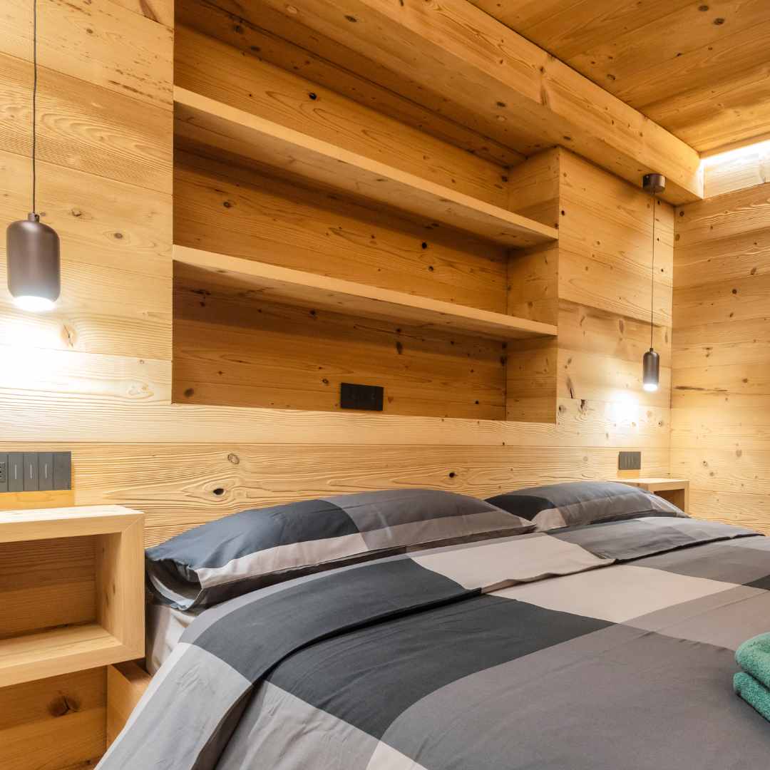 Parete con libreria in una camera da letto di montagna