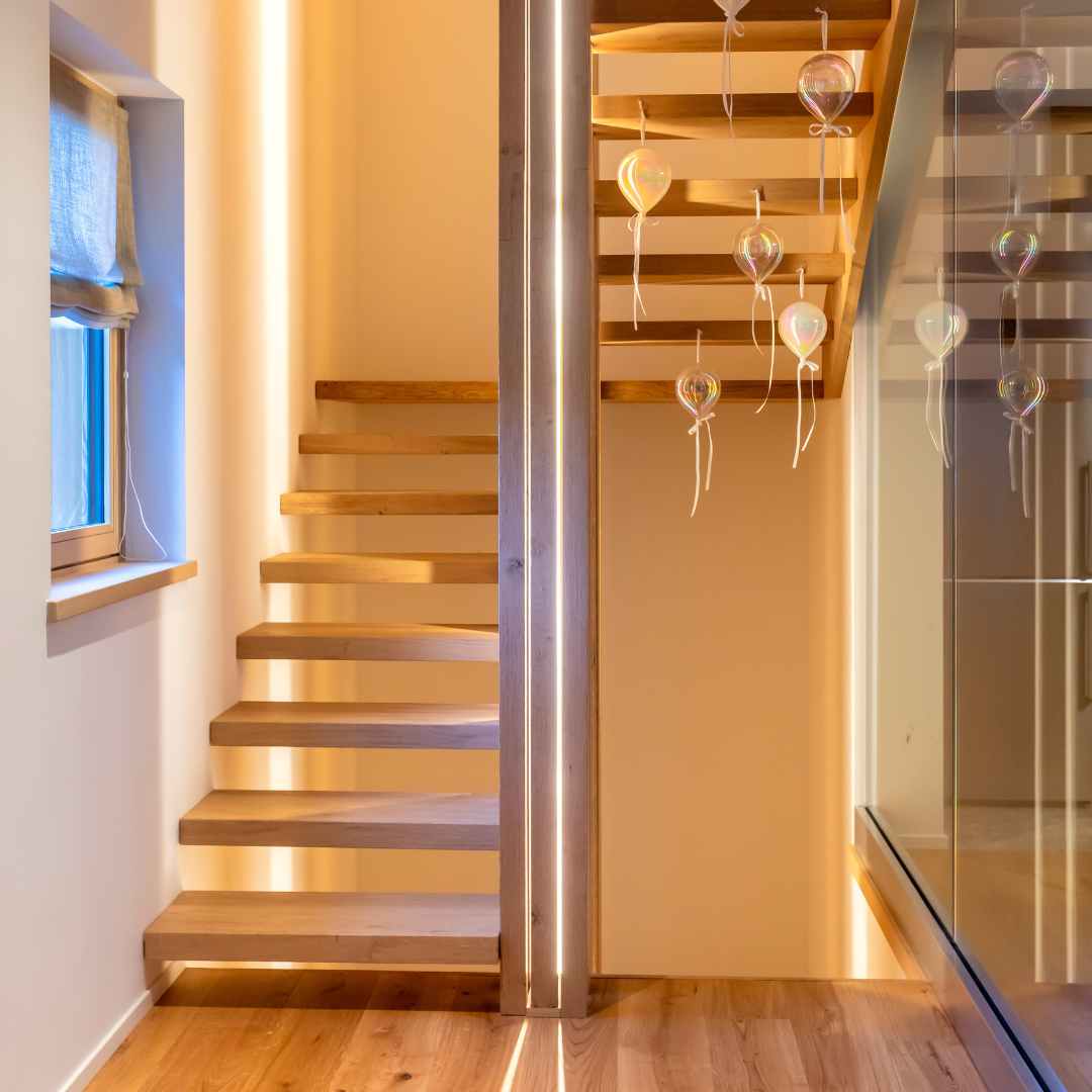 Scala interna solo pedata in legno di rovere con illuminazione LED